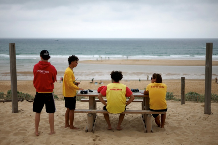 Des maîtres-nageurs-sauveteurs surveillent la plage de Le Porge en Gironde le 30 mai 2026 ( AFP / ROMAIN PERROCHEAU )