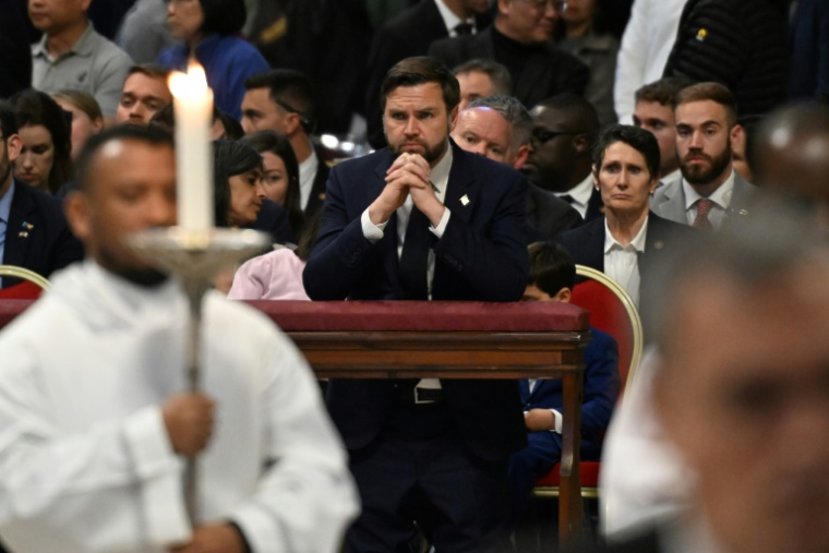 Le vice-président américain JD Vance assiste à l'office de la Passion du Seigneur, à la Basilique Saint-Pierre au Vatican, le 18 avril 2025 ( POOL / Kenny HOLSTON )