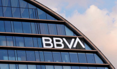 Le logo de Banco Bilbao Vizcaya Argentaria est visible sur la façade du siège de la banque à Madrid, Espagne