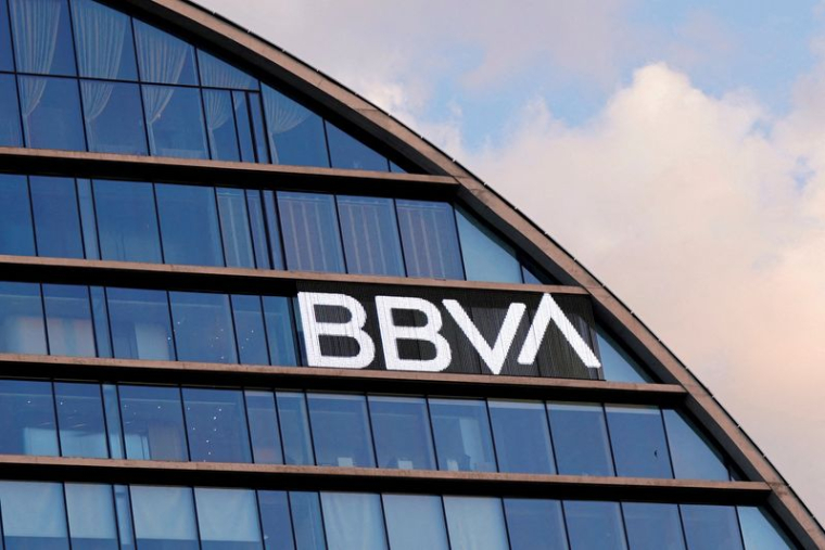 Le logo de Banco Bilbao Vizcaya Argentaria est visible sur la façade du siège de la banque à Madrid, Espagne