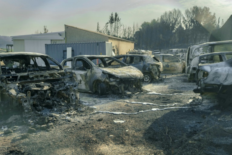 Des voitures carbonisées dans l'important incendie dans l'Aude, le 6 août 2025 à Saint-Laurent-de-la-Cabrerisse, ( AFP / Idriss BIGOU-GILLES )