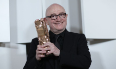 L'acteur français Blanc tient son trophée après avoir remporté le prix du meilleur second rôle pour son rôle dans le film "L'Exercice de l'Etat" lors de la 37ème cérémonie des César à Paris