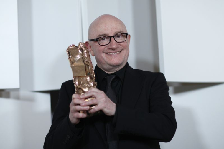 L'acteur français Blanc tient son trophée après avoir remporté le prix du meilleur second rôle pour son rôle dans le film "L'Exercice de l'Etat" lors de la 37ème cérémonie des César à Paris