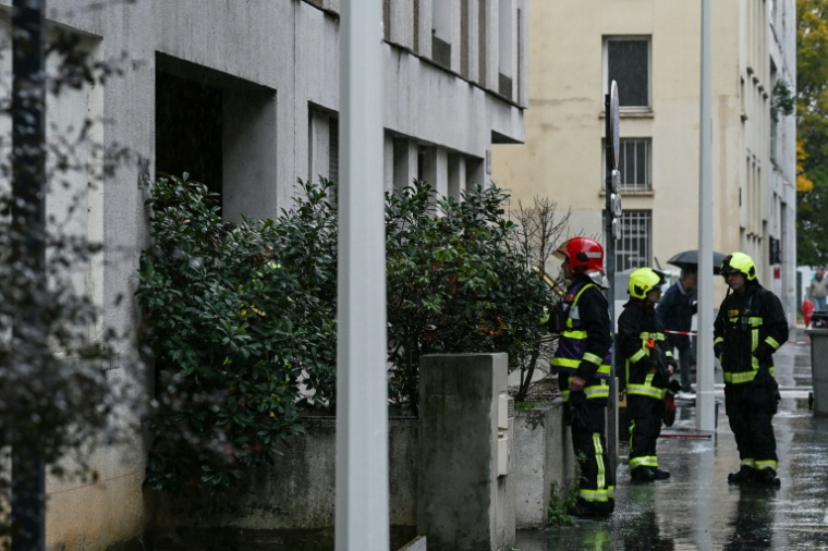 Des pompiers sur le site d'un incendie qui s'est déclaré dans un immeuble résidentiel, le 20 octobre 2025 à Lyon, dans le Rhône ( AFP / JEAN-PHILIPPE KSIAZEK )