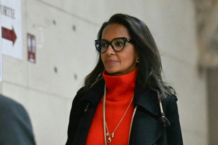L'animatrice Karine Le Marchand arrive au palais de justice de Paris le 12 octobre 2026 ( AFP / LOU BENOIST )