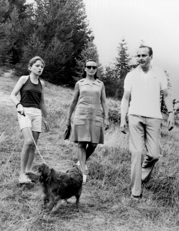 Jacques Chirac (D) marche avec son épouse Bernadette (C) et leur fille Claude, le 19 août 1974 près d'Auron, dans les Alpes-Maritimes ( AFP / - )