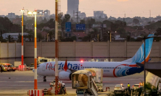 Le Boeing 737 MAX 8 de flydubai sur le tarmac de l'aéroport de Tel Aviv, le 30 septembre 2026 ( AFP / Jack GUEZ )