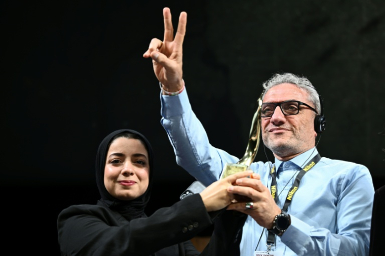 Mohammed Abed reçoit le prix radio du jury international au nom de son fils Anas Baba (NPR) pour le reportage « Recovering the Dead in Gaza », lors de l'édition 2026 du Prix Bayeux Calvados-Normandie des correspondants de guerre, le 10 octobre 2026 ( AFP / Guillaume Saligot )