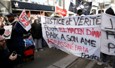 Manifestation, le 21 février 2026 à Paris, pour réclamer "justice", plus d'un mois après la mort d'El Hacen Diarra lors d'une garde à vue dans un commissariat du XXe arrondissement de la capitale ( AFP / Charlotte SIEMON )