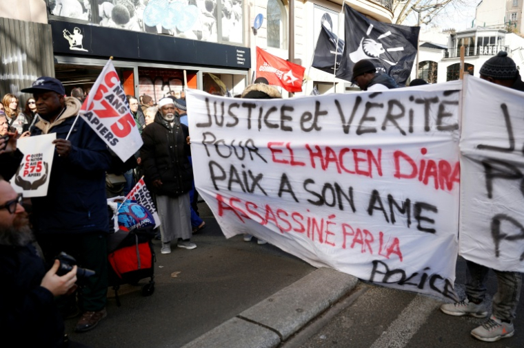 Manifestation, le 21 février 2026 à Paris, pour réclamer "justice", plus d'un mois après la mort d'El Hacen Diarra lors d'une garde à vue dans un commissariat du XXe arrondissement de la capitale ( AFP / Charlotte SIEMON )
