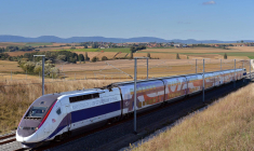 Strasbourg est actuellement à1h46 de Paris en TGV (illustration) ( AFP / PATRICK HERTZOG )