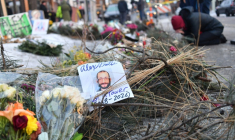 Un mémorial improvisé à l'endroit où Alex Pretti a été abattu la veille par la police de l'immigration (ICE) à Minneapolis, dans le Minnesota, le 25 janvier 2026 ( AFP / Octavio JONES )