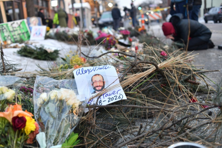 Un mémorial improvisé à l'endroit où Alex Pretti a été abattu la veille par la police de l'immigration (ICE) à Minneapolis, dans le Minnesota, le 25 janvier 2026 ( AFP / Octavio JONES )