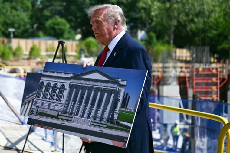 Le président américain Donald Trump parle à la presse devant le chantier de la future salle de bal de la Maison Blanche, à Washington, le 19 mai 2026 ( AFP / Kent NISHIMURA )