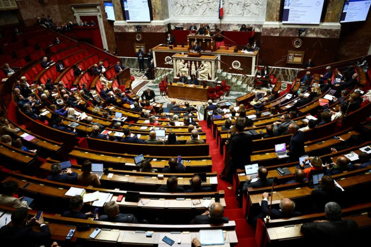 Premier débat sur le budget français à l'Assemblée nationale à Paris