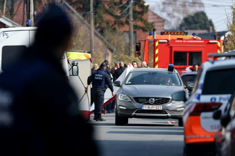 Des policiers sur le site où une voiture a percuté une foule à Strepy-Bracquegnies, en Belgique, le 20 mars 2022 ( AFP / Kenzo TRIBOUILLARD )