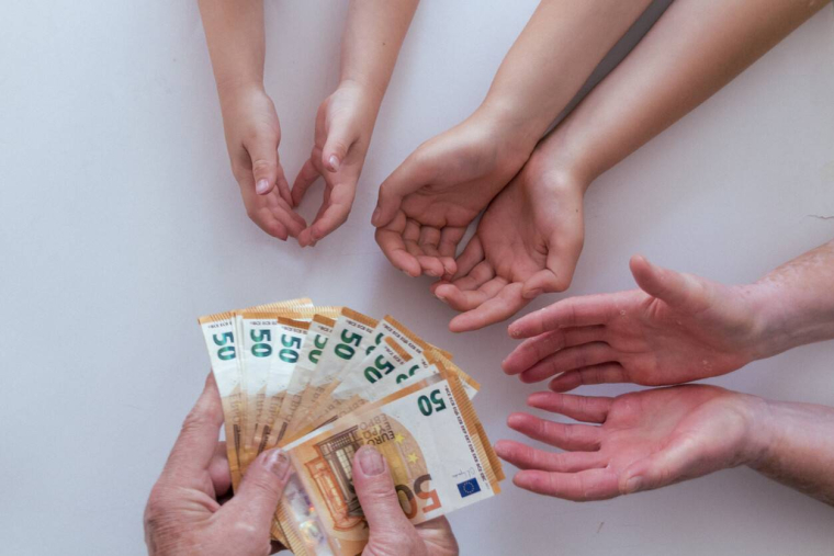 Aide financière des parents : faut-il la déclarer aux impôts ? / iStock.com - Zuzana Taucova