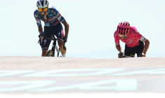 Valentin Paret-Peintre (G) au sprint avec Ben Healy lors de l'arrivée de la 16e étape du Tour de France, au Mont Ventoux, le 22 juillet 2025 ( AFP / Anne-Christine POUJOULAT )