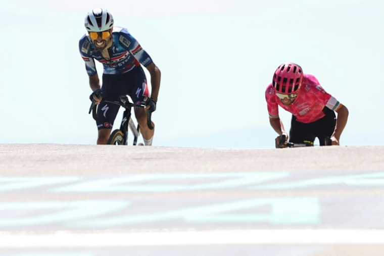 Valentin Paret-Peintre (G) au sprint avec Ben Healy lors de l'arrivée de la 16e étape du Tour de France, au Mont Ventoux, le 22 juillet 2025 ( AFP / Anne-Christine POUJOULAT )