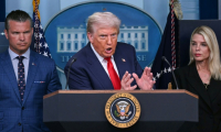 Le président américain Donald Trump entouré par le ministre de la Défense, Pete Hegseth, et la ministre de la Justice, Pam Bondi, lors d'une conférence de presse à la Maison Blanche sur le maintien de l'ordre à Washington, le 11 août 2025 ( AFP / ANDREW CABALLERO-REYNOLDS )