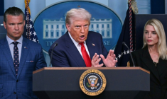 Le président américain Donald Trump entouré par le ministre de la Défense, Pete Hegseth, et la ministre de la Justice, Pam Bondi, lors d'une conférence de presse à la Maison Blanche sur le maintien de l'ordre à Washington, le 11 août 2025 ( AFP / ANDREW CABALLERO-REYNOLDS )