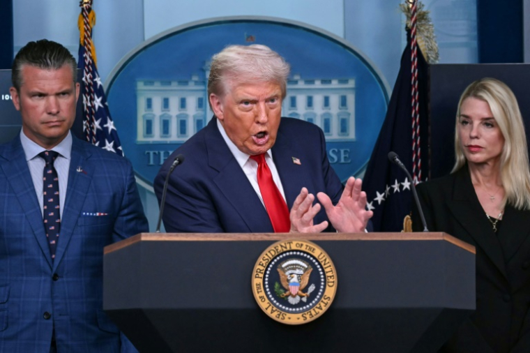 Le président américain Donald Trump entouré par le ministre de la Défense, Pete Hegseth, et la ministre de la Justice, Pam Bondi, lors d'une conférence de presse à la Maison Blanche sur le maintien de l'ordre à Washington, le 11 août 2025 ( AFP / ANDREW CABALLERO-REYNOLDS )