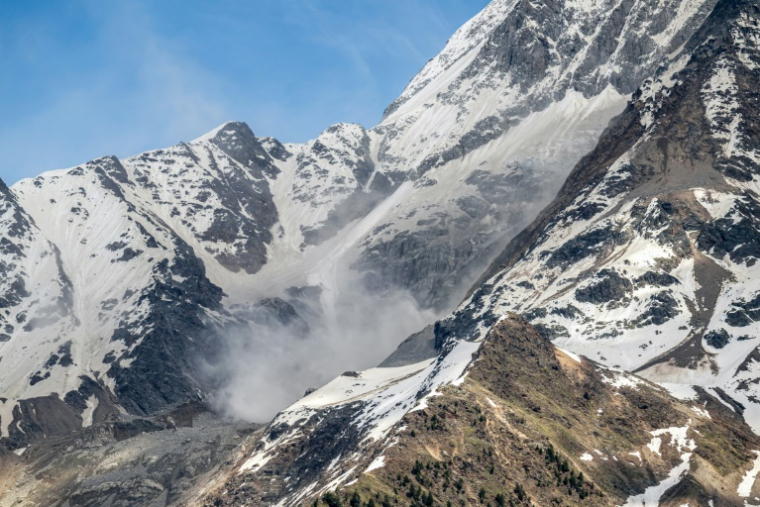 De la poussière au-dessus de la montagne Bietschhorn après l'effondrement du glacier du Birch et un glissement de terrain qui a projeté des tonnes de roches, de glace et d'éboulis dans la vallée et détruit le village de Blatten, dans les Alpes suisses, le 31 mai 2025 ( AFP / Fabrice COFFRINI )