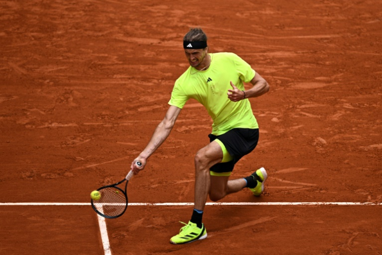 Le N.3 mondial Alexander Zverev contre l'Américain Learner Tien au 1er tour de Roland-Garros le 27 mai 2025 à Paris ( AFP / JULIEN DE ROSA )