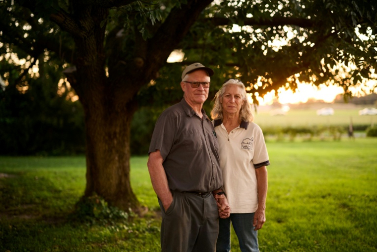 David Schacht, 69 ans, et son épouse Lisa Schacht, 67 ans, dans leur ferme de Canal Winchester, Ohio, le 27 septembre 2026 ( AFP / DUSTIN FRANZ )