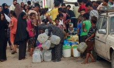 Des Palestiniens font la queue pour remplir des bidons d'eau, à al-Mawasi, dans le sud de la bande de Gaza, le 12 août 2025 ( AFP / - )