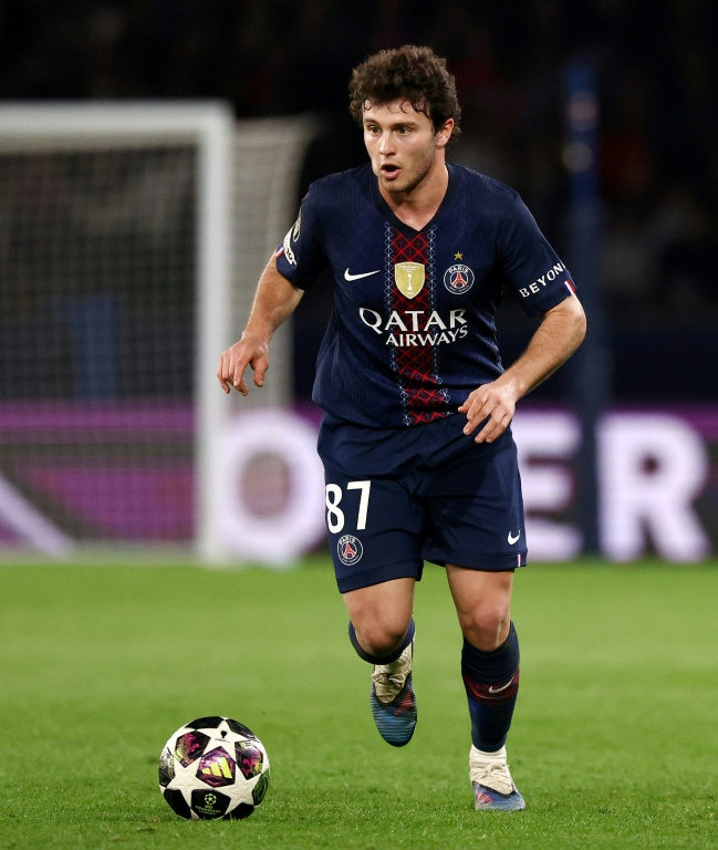 Le milieu de terrain portugais du PSG, Joao Neves, lors du match contre Monaco mercredi au Parc des Princes en barrage retour de la Ligue des champions. "On va apprendre de nos erreurs", a-t-il promis  ( AFP / FRANCK FIFE )