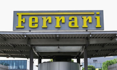 Le logo de Ferrari est visible au siège de l'entreprise, à Maranello, en Italie