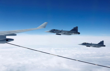 Les chasseurs Saab JAS 39 Gripen de l'armée de l'air suédoise volent lors d'une journée médiatique.