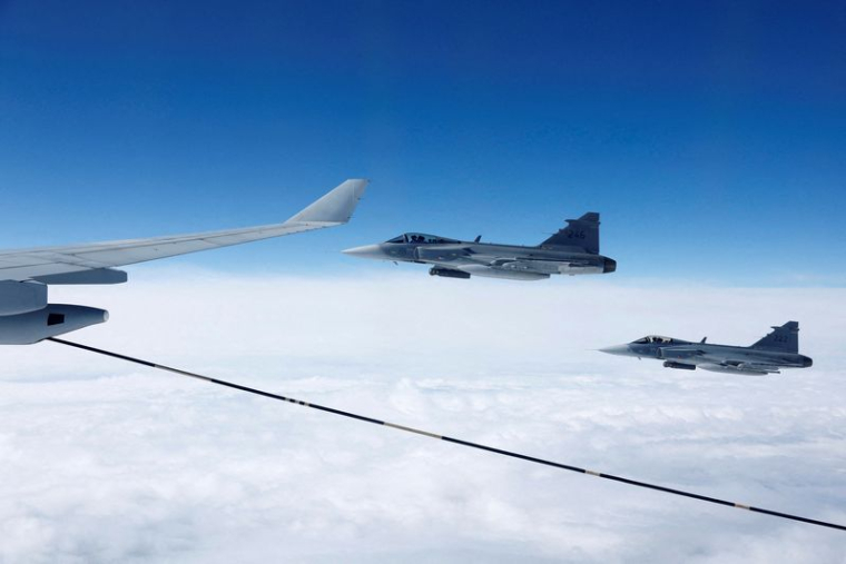 Les chasseurs Saab JAS 39 Gripen de l'armée de l'air suédoise volent lors d'une journée médiatique.