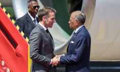 Le président français Emmanuel Macron est accueilli par le Premier ministre de l'île Maurice Navin Ramgoolam à son arrivée à Port Louis le 20 novembre 2025 ( AFP / Ludovic MARIN )
