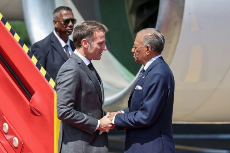 Le président français Emmanuel Macron est accueilli par le Premier ministre de l'île Maurice Navin Ramgoolam à son arrivée à Port Louis le 20 novembre 2025 ( AFP / Ludovic MARIN )