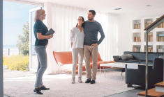 Depuis le 1er décembre les agences immobilières ont rouvert leurs portes et les visites de logements sont à nouveau possibles. Les restrictions dues à la crise sanitaire gênent tout de même le bon fonctionnement du secteur. (© Shutterstock)