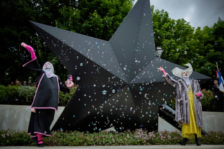 Inauguration du mémorial en hommage aux victimes homosexuelles de la déportation et aux victimes LGBT+ réalisé par l'artite Jean-Luc Verna, le 17 mai 2025 à Paris ( AFP / Kiran RIDLEY )