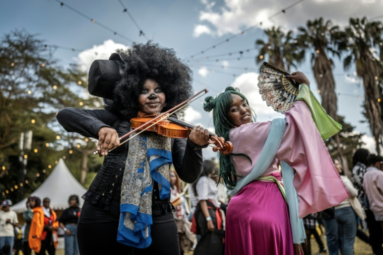 Des cosplayer posent le 22 août 2026 à Nairobi durant la convention Otamatsuri consacrée à la culture des mangas et animes japonais ( AFP / Luis TATO )