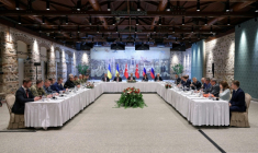 Photo publiée par le ministère turc des Affaires étrangères, le 16 mai 2025, montrant le ministre turc des Affaires étrangères, Hakan Fidan (c), la délégation russe (d) et la délégation ukrainienne (g) participant à une réunion pour les pourparlers de paix entre l'Ukraine et la Russie à Istanbul ( Ministère turc des Affaires étrangères / Handout )