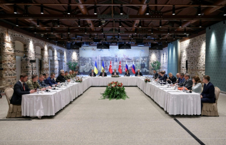 Photo publiée par le ministère turc des Affaires étrangères, le 16 mai 2025, montrant le ministre turc des Affaires étrangères, Hakan Fidan (c), la délégation russe (d) et la délégation ukrainienne (g) participant à une réunion pour les pourparlers de paix entre l'Ukraine et la Russie à Istanbul ( Ministère turc des Affaires étrangères / Handout )