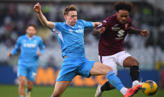 Naples continue sa course en tête, la Lazio tombe à Parme