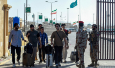 Des étudiants pakistanais fuient l'Iran en traversant la frontière fermée suite aux frappes israélo-iraniennes, le 18 juin 2025 à Taftan (Baloutchistan) ( AFP / Banaras KHAN )