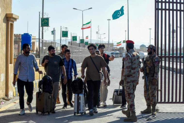 Des étudiants pakistanais fuient l'Iran en traversant la frontière fermée suite aux frappes israélo-iraniennes, le 18 juin 2025 à Taftan (Baloutchistan) ( AFP / Banaras KHAN )