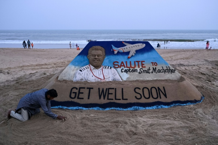 Une sculpture sur sable représente le pilote indien Smit Machchhar sur une plage de la ville de Puri, dans l’État d’Odisha, en Inde, le 1er octobre 2026 ( AFP / STR )
