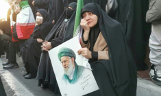 Rassemblement pour porter le deuil du guide suprême Ali Khamenei, le 1er mars 2026 à Téhéran ( AFP / Atta KENARE )