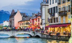 La fin de l’hiver est une saison magique pour découvrir Annecy. ( crédit photo : Getty Images )