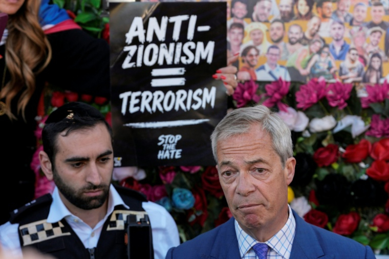 Le chef du parti anti-immigration Reform UK Nigel Farage dans le quartier de Golders Green, au nord de Londres, le 30 avril 2026 ( AFP / CARLOS JASSO )