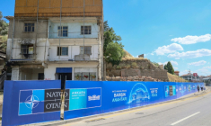 Des panneaux géants ont été installés à Ankara pour masquer des maisons délabrées ou des quartiers défavorisés.  ( AFP / ADEM ALTAN )