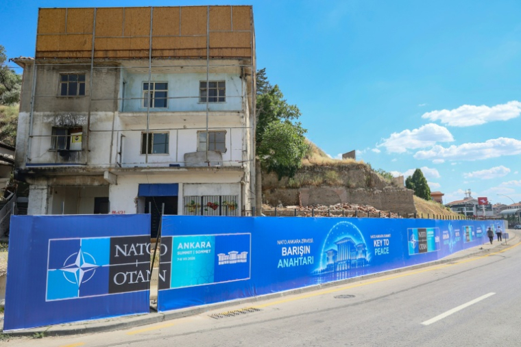Des panneaux géants ont été installés à Ankara pour masquer des maisons délabrées ou des quartiers défavorisés.  ( AFP / ADEM ALTAN )